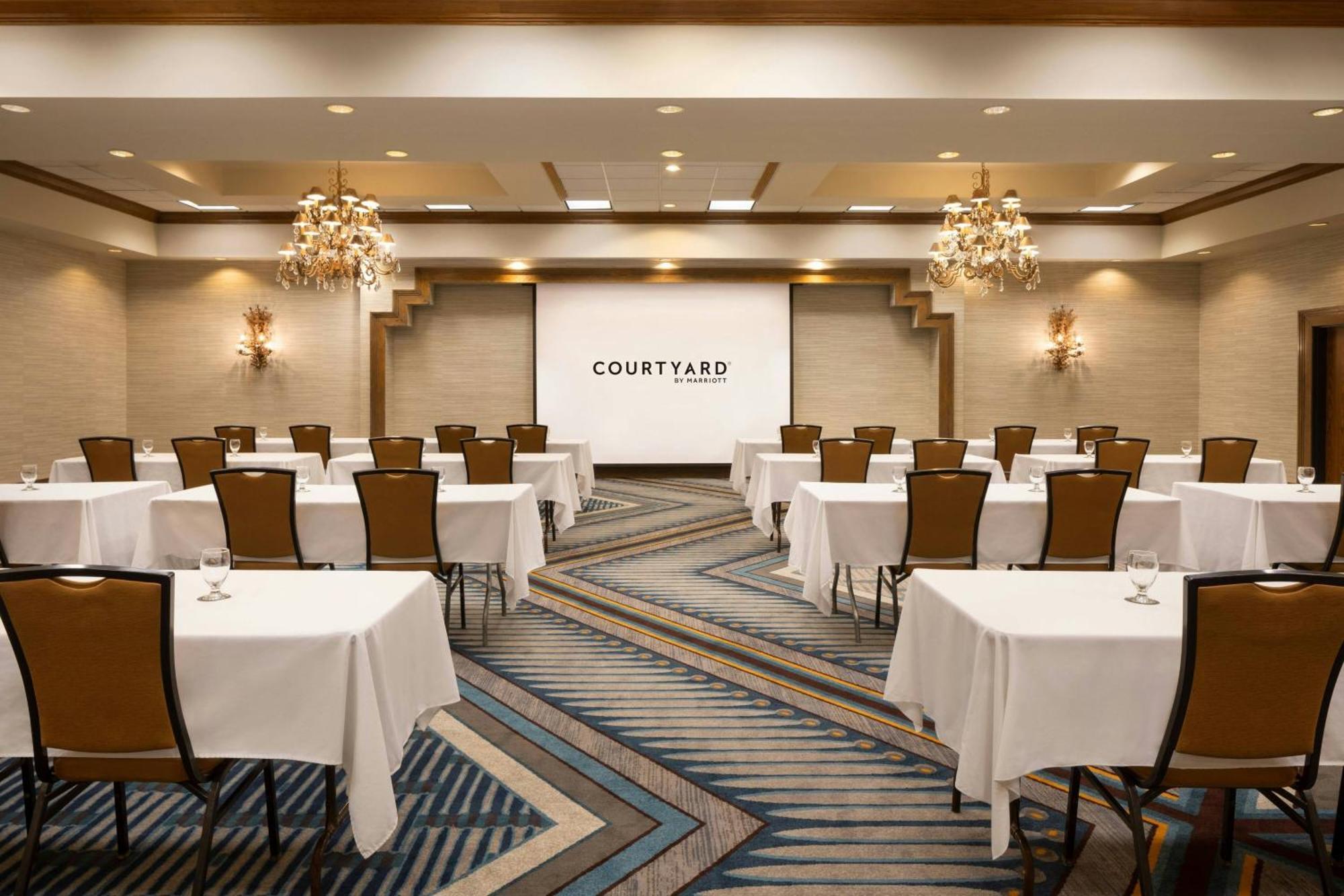 Courtyard 3*